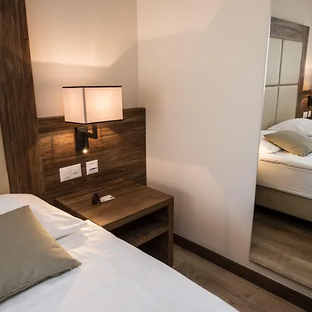 アンバサダー ホテル 4*